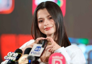 Becky amstrong es nanno en girl from nowhere